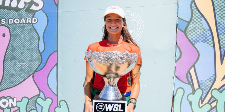 Luana Silva com o troféu conquistado no Mundial Júnior de Surfe