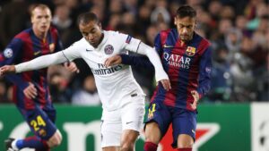 Lucas Moura e Neymar jogando contra, em PSG x Barcelona, válido pela Champions League