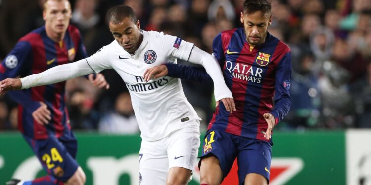Lucas Moura e Neymar jogando contra, em PSG x Barcelona, válido pela Champions League