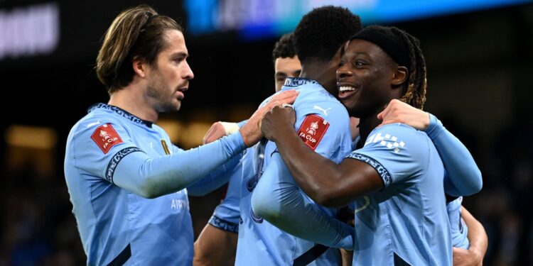 Jogadores do Manchester City comemorando goleada contra o Salford City