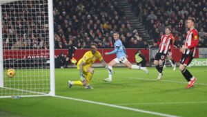 Phil Foden anotando o primeiro gol do Manchester City contra o Brentford