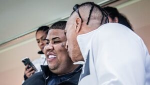 MC GP e Mano Brown acompanhando jogo do Santos, na Neo Química Arena