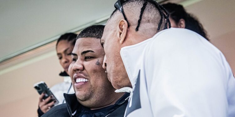 MC GP e Mano Brown acompanhando jogo do Santos, na Neo Química Arena
