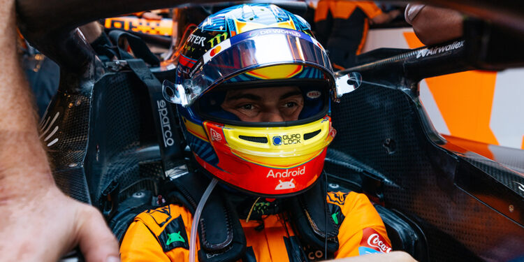 Piastri em carro da McLaren - Fonte: @mclaren