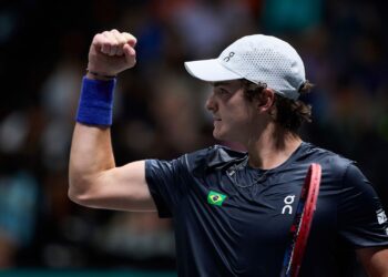 João Fonseca celebrando ponto na Davis Cup, representando o Brasil
