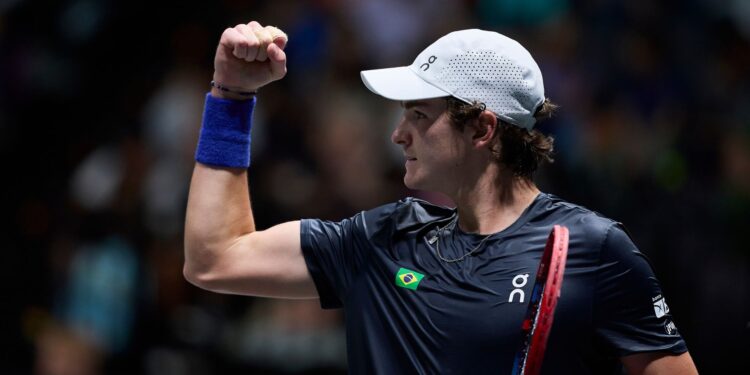 João Fonseca celebrando ponto na Davis Cup, representando o Brasil