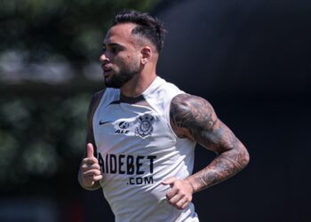 Maycon, do Corinthians, envolvido no mercado da bola.