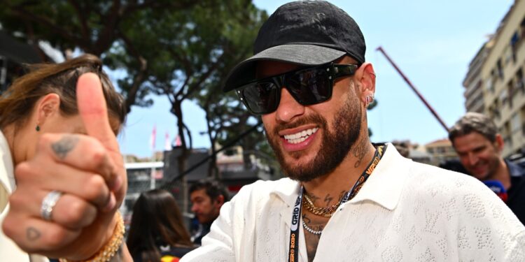 Neymar movimenta o mercado da bola.