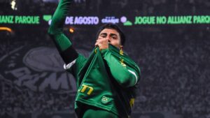 Vitor Reis deixa o Palmeiras rumo ao Manchester City.