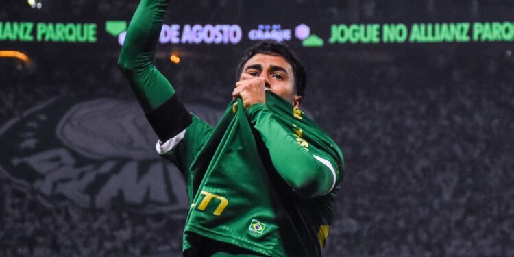 Vitor Reis deixa o Palmeiras rumo ao Manchester City.