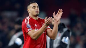Murillo, zagueiro do Nottingham Forest, em ação pelo clube inglês