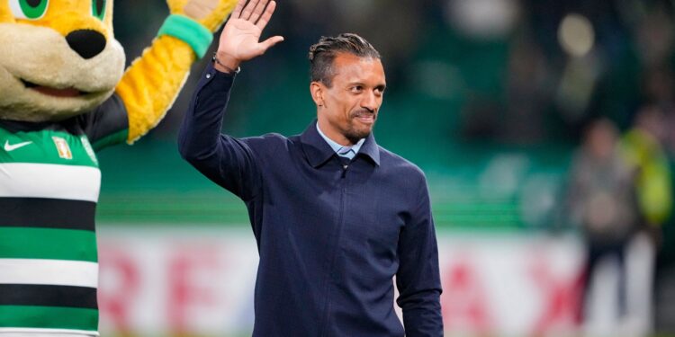 Nani, após sua aposentadoria, recebendo homenagem pelo Sporting