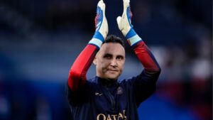 Navas acenando para a torcida em jogo do PSG