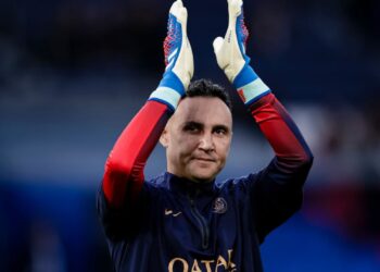 Navas acenando para a torcida em jogo do PSG