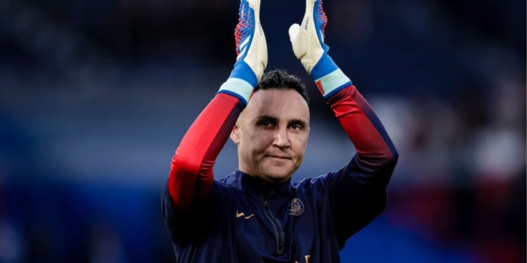 Navas acenando para a torcida em jogo do PSG