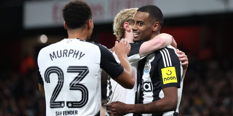 Jogadores do Newcastle comemorando gol do Arsenal