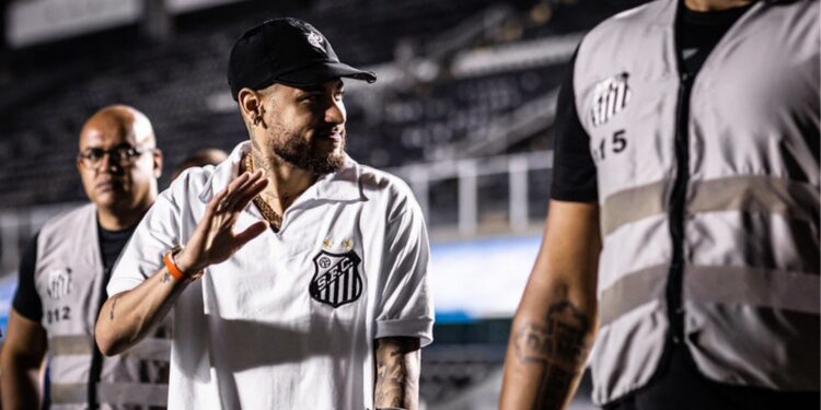 Neymar acena durante visita à Vila Belmiro no ano de 2023
