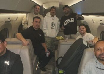 Neymar, familiares e amigos em avião que deixou Riad e pousou em São Roque