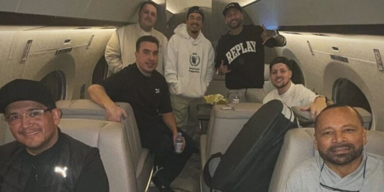 Neymar, familiares e amigos em avião que deixou Riad e pousou em São Roque