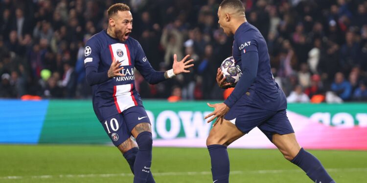 Neymar e Mbappé comemorando gol juntos, no PSG, em partida contra o Bayern de Munique