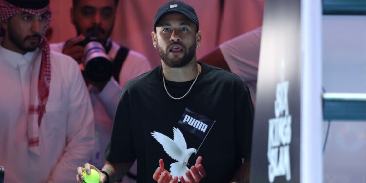 Alvo do Santos, Neymar durante evento de tênis na Arábia Saudita