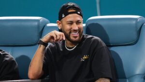 Neymar deve retornar ao Santos em breve.