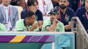 Neymar e Danilo conversando, durante a partida entre Brasil e Camarões, na Copa do Mundo de 2022