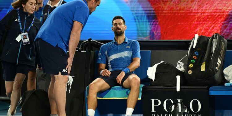 Novak Djokovic recebendo tratamento médico durante quartas de final do Australian Open