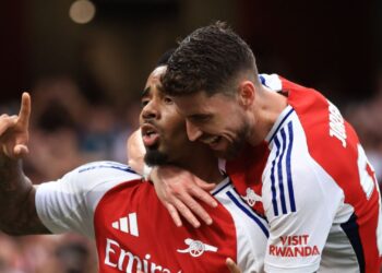 Alvo do Palmeiras, Jorginho comemorando gol do Arsenal com Gabriel Jesus