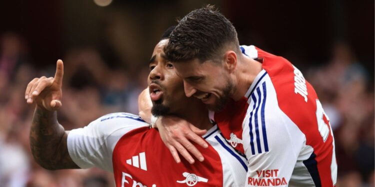 Alvo do Palmeiras, Jorginho comemorando gol do Arsenal com Gabriel Jesus