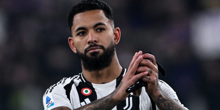 Douglas Luiz pode voltar para a Premier League.