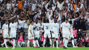 Jude Bellingham comemorando gol contra o Mallorca com torcedores do Real Madrid