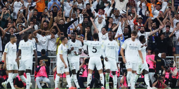 Jude Bellingham comemorando gol contra o Mallorca com torcedores do Real Madrid