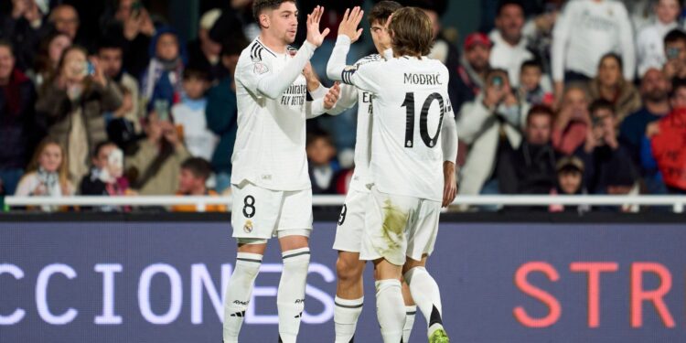 Valverde, Guler e Modric comemorando gol do Real Madrid contra a Minera