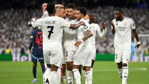 Jogadores do Real Madrid comemorando gol contra o Salzburg