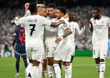 Jogadores do Real Madrid comemorando gol contra o Salzburg