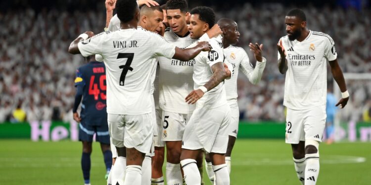 Jogadores do Real Madrid comemorando gol contra o Salzburg