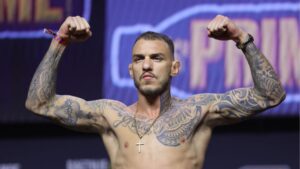 Renato Moicano pesando na balança antes de luta do UFC