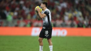 Rodrigo Garro lamentando lance em partida contra o Flamengo