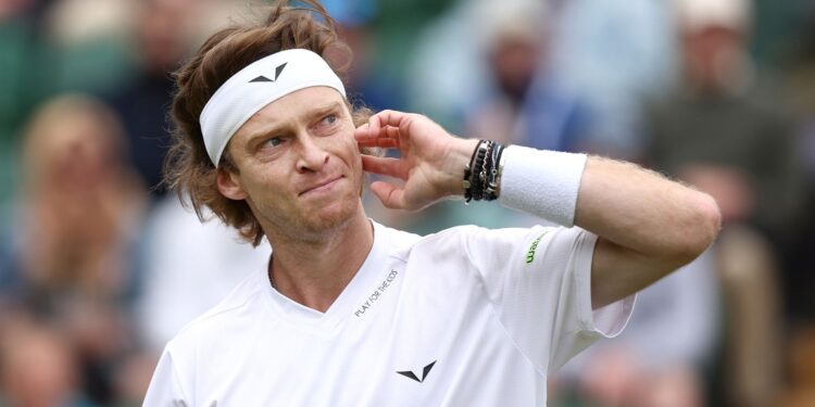 Andrey Rublev após eliminação precoce em Wimbledon, em 2024
