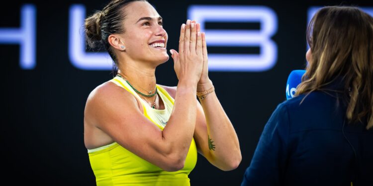 Aryna Sabalenka agradecendo torcida no Australian Open