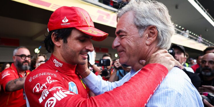 Carlos Sainz comemorando vitória do filho, Carlos Sainz Jr, na Fórmula 1