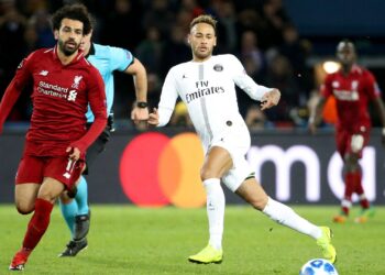 Salah e Neymar em campo.