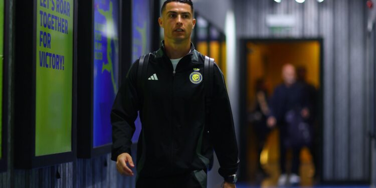Cristiano Ronaldo chegando para jogo do Al-Nassr