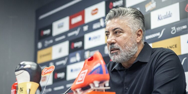 Alexandre Gallo dando coletiva como diretor de futebol do Santos