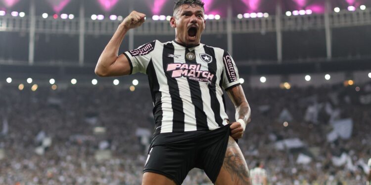 Santos anuncia a contratação de Tiquinho Soares