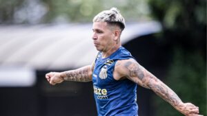 Soteldo em ação no treino do Santos durante a pré-temporada