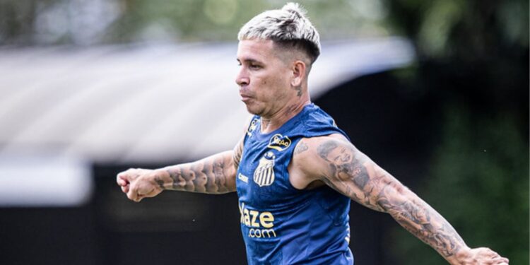 Soteldo em ação no treino do Santos durante a pré-temporada