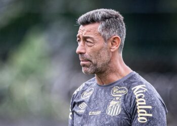 Pedro Caixinha comandando treino no Santos neste início de temporada