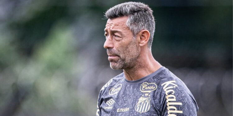Pedro Caixinha comandando treino no Santos neste início de temporada